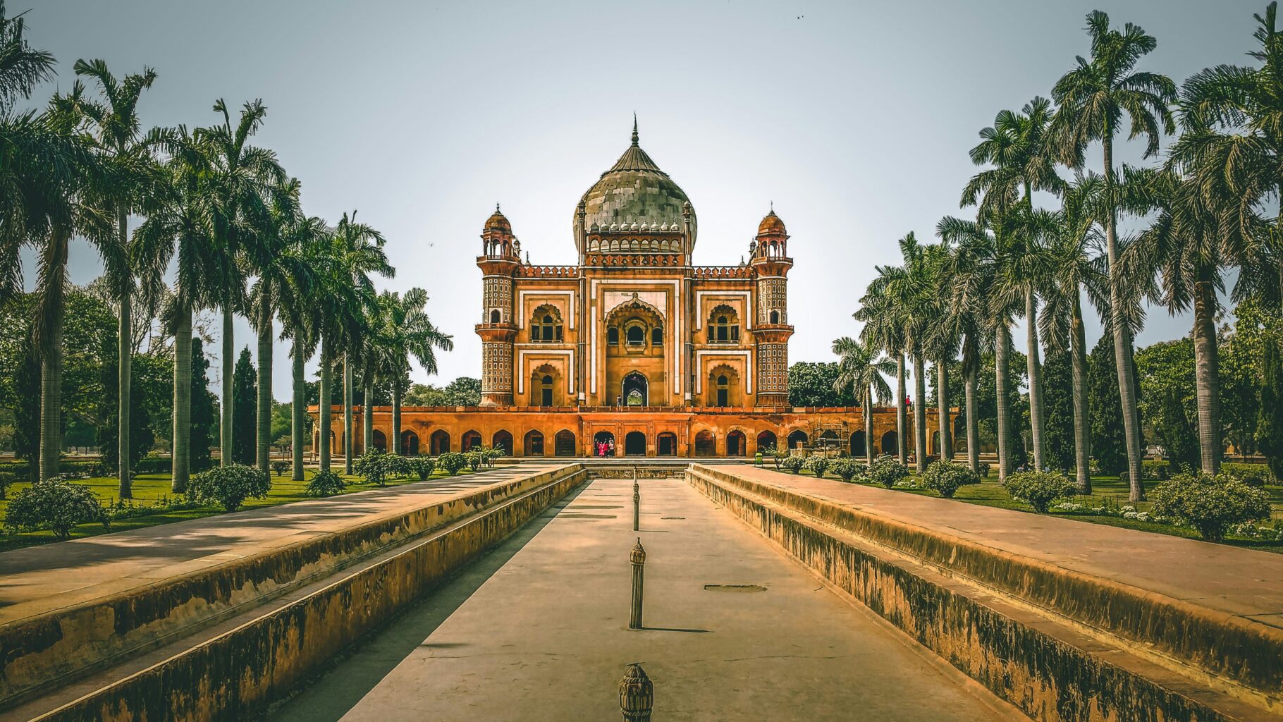 Ancient mosque in New Delhi - budget travel destination for Indians